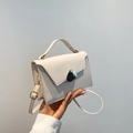 Borsa a tracolla bianca strutturata con fibbia dorata e manico superiore fisso - Bianco