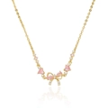 Collier nœud doré avec pierres roses en forme de cœur et zircons sur fond blanc - Collier Nœud Doré (X4553-1)