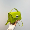 Borsa quadrata verde neon con fibbia metallica argentata e tracolla regolabile - Verde