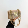 Petit sac carré matelassé beige avec bandoulière chaîne dorée et fermoir métallique - Kaki