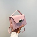 Elegante borsa a tracolla rosa con patta asimmetrica e chiusura in metallo argento - Rosa