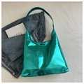 Dettaglio ravvicinato della borsa hobo verde metallizzato con consistenza liscia - Verde