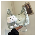 Détail du sac papillon vert clair avec texture plissée et bandoulière en chaîne argentée - Vert avec Breloque