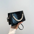 Borsa quadrata nera goffrata coccodrillo con manico di perle e tracolla in pelle - Nero