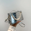 Piccola borsa quadrata argento effetto coccodrillo con manico di perle e tracolla - Argento