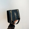 Elegante zwarte gewatteerde crossbodytas met gouden ketting en kwastjesdetail - Zwart