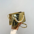 Borsa da sera dorata lucida con motivo coccodrillo e manico di perle decorative - Oro