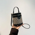 Bolso cilíndrico vintage marrón con estampado de monograma y adornos de cuero negro - Negro