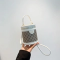 Bolso cilíndrico clásico en blanco y marrón con diseño de monograma y correa - Blanco