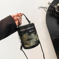 Mini bolso cubo cilíndrico negro con bordado detallado de mariposas y plumas - Negro y Oro