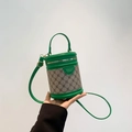 Bolso cilíndrico con monograma verde y marrón con asa de cuero y bandolera - Verde