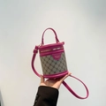 Bolso cilíndrico mini en cuero púrpura con estampado de monograma vintage y correa - Rosa Rojo