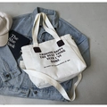 Cremeweiße Canvas-Tragetasche mit modischem Aufdruck und zwei Trägern für Schulter oder Crossbody - Gebrochenes Weiß