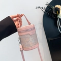 Bolso tipo cubo cilíndrico rosa con estampado de mariposas y diseño de palacio - Rosa