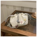Detalle del bolso bombonera nube blanco con parches de corazones y correa de cadena - Blanco