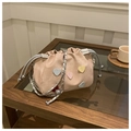 Detalle del bolso tipo saco rosa con cordón, adornos de corazones y cadena plateada - Rosa