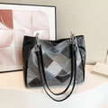 Bolso tote retro acolchado de rombos con correas de cadena plateada y cuero sintético brillante - Negro