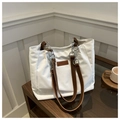 Bolso tote grande de lona blanca con correas de cuero marrón y detalles de cadena - Blanco