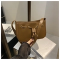 Detailaufnahme der braunen Kunstleder-Achseltasche mit Tunnelzug und Goldösen - Braun