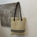 Minimalistische Stroh-Beuteltasche mit schwarzen Streifen und Kontrastgurten - Bodenstreifen-Stil (Modell 2)