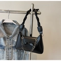 Détail du sac à main noir en PU avec chaîne fleurie et bandoulière tressée - Noir