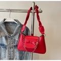 Détail du sac à main rouge en similicuir avec nœud décoratif et bandoulière tressée - Bordeaux