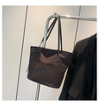Dettaglio della borsa tote nera con motivi a cuori rossi e fiocco decorativo in pizzo - Nero (Stampa a Cuore Rosso)
