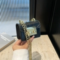 Mini borsa nera a tracolla con catena dorata e fibbia quadrata in ecopelle opaca - Nero