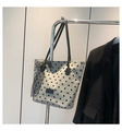 Dettaglio della borsa tote grigia a pois con fiocco in pizzo nero e targhetta in metallo - Grigio Chiaro (Pois Neri)