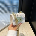 Mini borsa quadrata bianca con chiusura dorata e tracolla a catena in metallo - Bianco
