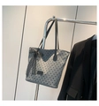 Dettaglio della borsa tote grigia a pois con fiocco in pizzo nero appesa al gancio - Grigio Scuro Stile 1 (Pois a Cuore Nero)