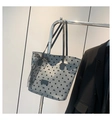 Dettaglio della borsa tote grigia a pois con nastro di pizzo e motivi a fiocco - Grigio Scuro Stile 2 (Stampa a Pois e Fiocco)