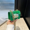 Mini sac vert à chaîne en cuir PU brillant avec fermoir doré et gaufrage vertical - Vert