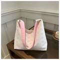Dettaglio della trama intrecciata e dei manici rosa della borsa tote bianca - Rosa