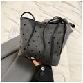 Detail der grauen Tasche mit Fischgrätmuster, schwarzen Punkten und Seifenschleife - Schwarze Schleife