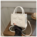 Elegante borsa a mano bianca quadrata con stelle a rilievo e dettagli dorati lucidi - Bianco