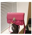 Detalle de bolso cuadrado rosa fucsia con acolchado de diamantes y cierre de metal plateado - rosa intenso