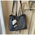 Detalle del bolso tote gris con colgante de nube de felpa y etiqueta de cuero MiaTmait - Negro (Con Colgante)