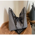 Detail van grijze tote tas met hartjespatronen en grote zwarte strik decor - donkergrijs