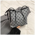 Detailansicht der grauen Polka-Dot-Tasche mit schwarzer Schleife und Schultergurt - Grau mit Schleife