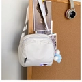 Bolso bandolera de nailon blanco con pompón azul y etiquetas de moda decorativas - Con Colgante / Blanco