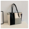 Detalle del bolso tote multicolor con herrajes dorados y correa ajustable - Gris