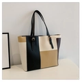 Detalle del bolso tote con bloques de color, correa ajustable y hebilla de metal dorado - Caqui