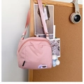 Bolso tipo concha de oxford rosa con parche LUCKY YOU y pompón azul en escena de hogar - Con Colgante / Rosa