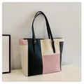 Detalle del bolso tote tricolor con hebilla dorada ajustable y textura de cuero de calidad - Rosa