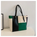 Detalle del bolso tote bicolor mostrando el ajuste de la hebilla en las correas - Verde