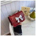 Mini sac bandoulière en similicuir rouge avec nœud en métal argenté et chaîne - Rouge