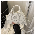 Vue détaillée du sac blanc en forme de chauve-souris avec broderie toile d'araignée noire - Blanc
