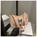Bolso de hombro rosa con textura de mármol y hebilla de mariposa plateada estilo Y2K - Rosa