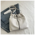 Dettaglio borsa a secchiello in nylon bianco con chiusura a coulisse e tasca frontale - Bianco Sporco